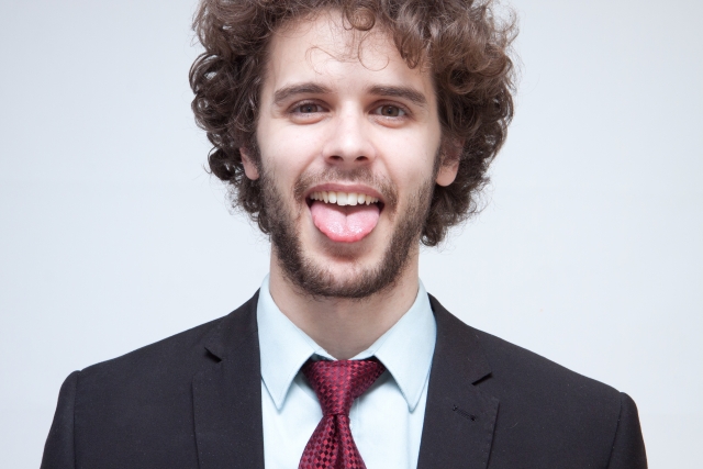 舌を出している男性