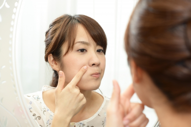 鏡の自分を見る女性